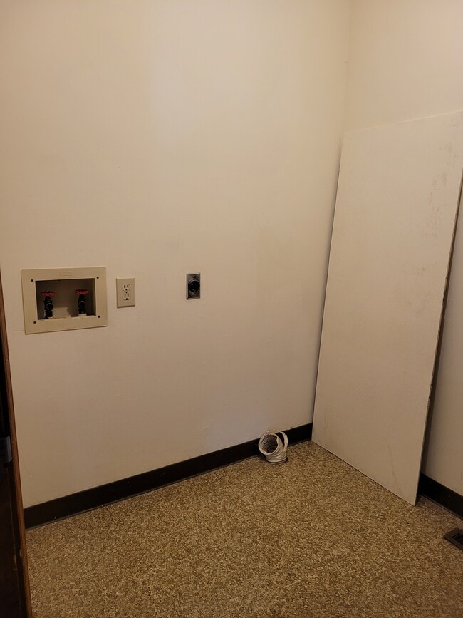 Laundry Room - 1626 Davis Creek Rd
