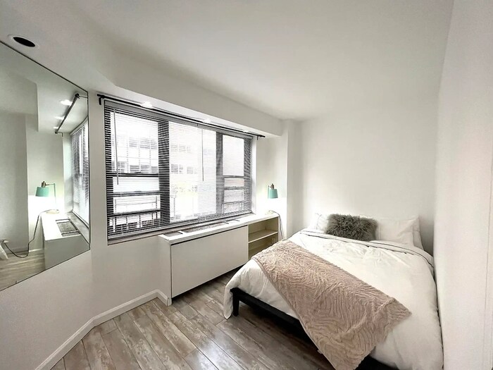 Foto principal - 210 E 47th St