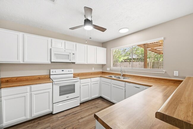 Building Photo - 5202 Roserock Ln