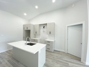 Building Photo - 11 Clara Cres