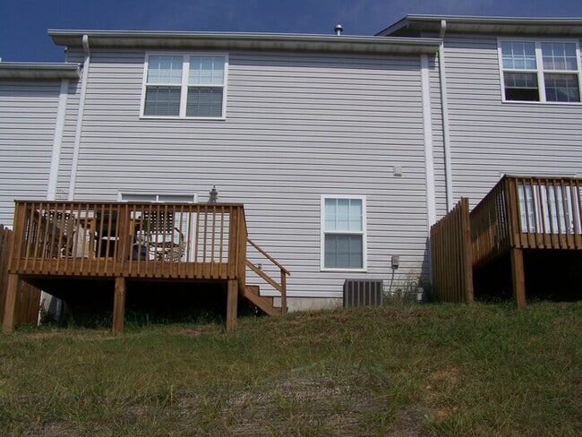 Building Photo - 3 bed, 2 bath, 2 car garage townhouse w/ b...
