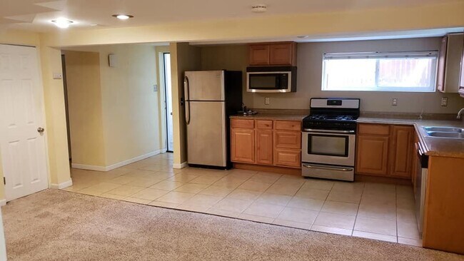 Building Photo - Congress Park Bright Open Lower Level Duplex!