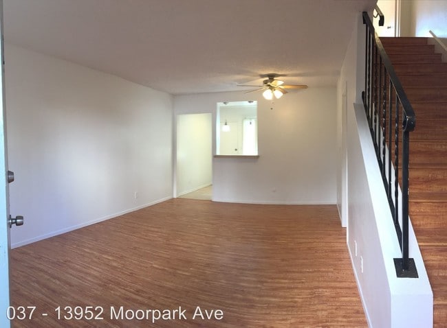 Building Photo - 13952 Moorpark St