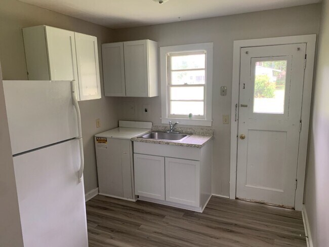 Building Photo - 2BD, 1 BA Apartment for Rent
