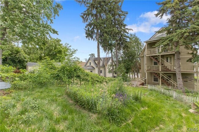 Foto del edificio - 1607 Burnet Ave