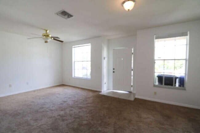 Foto del edificio - Spacious 2 Bedroom, 2 1/2 Bath Townhome in...