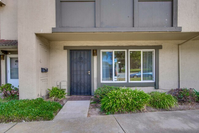 Foto del edificio - Beautiful 4 Bed 2.5 Bath Town Home in Fremont Northgate Area !