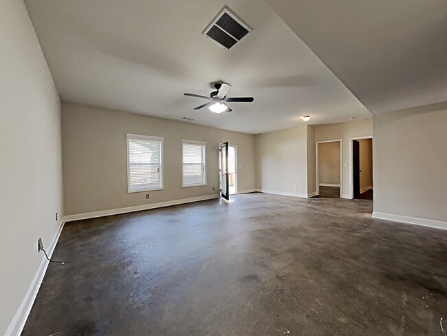 Building Photo - Available Now! 4 Bedroom home! Apply Today!