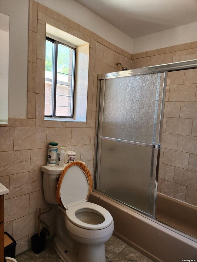 Foto del edificio - 61-15 167th St