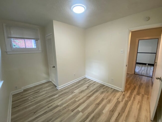Building Photo - Brick Two Bedroom in Jennings