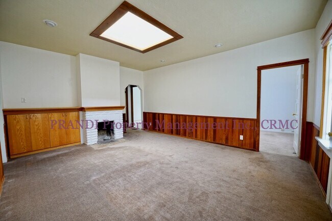 Building Photo - Sycamore Park Duplex with Small Yard in Gr...