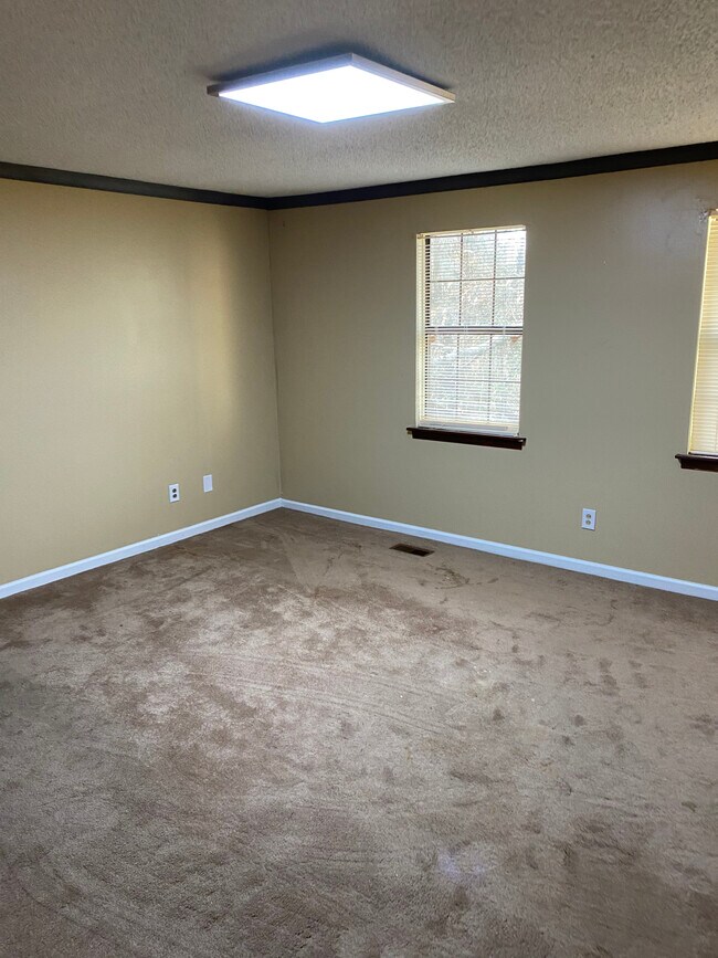 Building Photo - 656 Valley Crest Dr