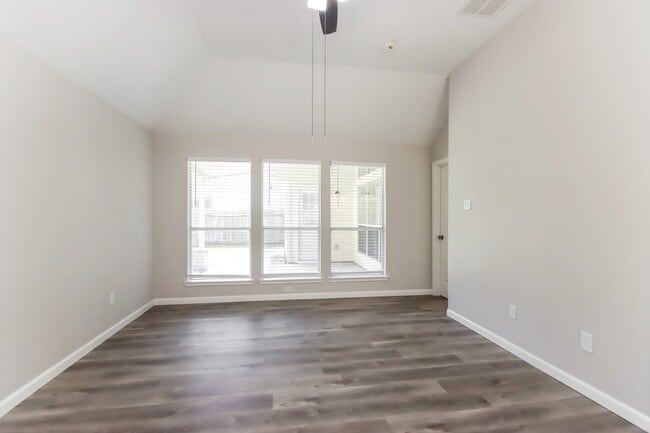 Building Photo - 910 Taylor Ridge Dr