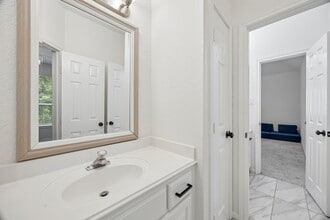 Building Photo - 14 Guinevere Pl