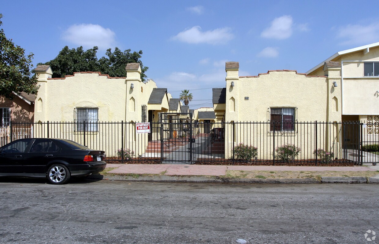 Primary Photo - 725 W 77th St
