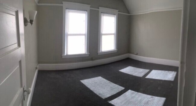 Building Photo - 1182 Warren Rd