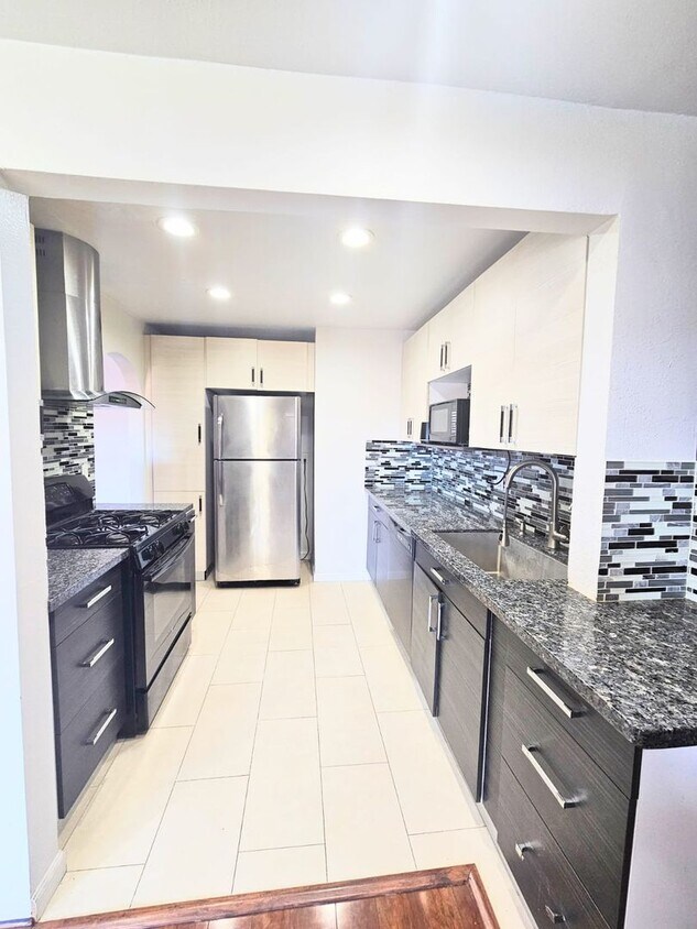 Foto principal - 2 Bedroom 2 Bath townhome in Santa Clara!