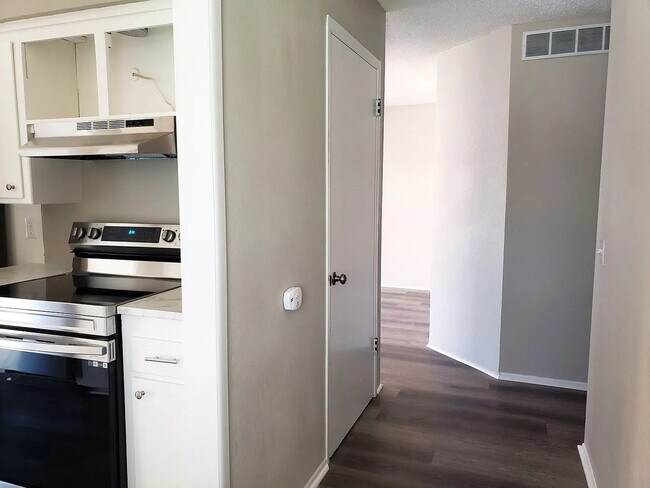 Foto del edificio - Beautiful Three Bedroom, One and a Half Bath