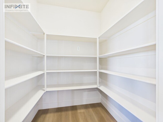 Foto del edificio - 3 Bedroom - Modern Comfort in a Peaceful Setting