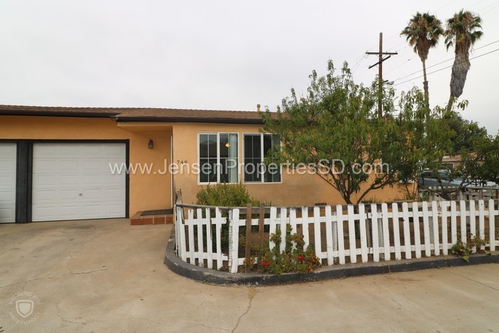 Primary Photo - 2 Bed 1 Bath Apartment w/ 1-Car Garage
