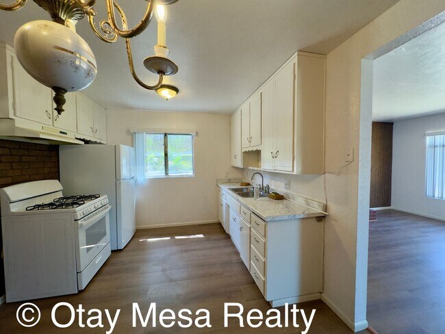 Foto del edificio - Charming 3-Bedroom Home with Expansive Outdoor Space