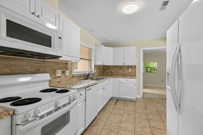 Foto del edificio - LEASE TERMS NEGOTIABLE Great location for ...