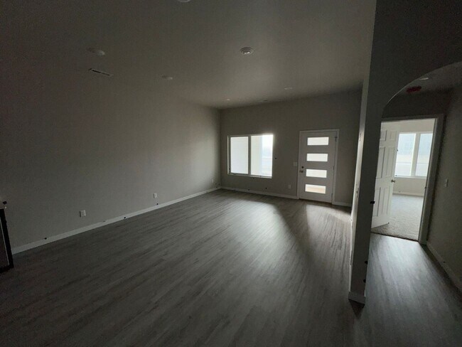 Foto del edificio - 2 Bed | 2 Bath | 3 Stall Garage | Patio Twin-Home