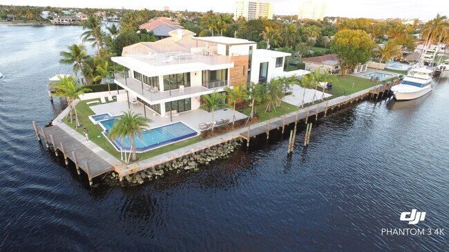 Foto del edificio - 2305 N Riverside Dr