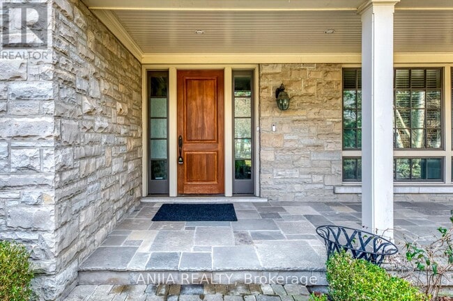 Photo du bâtiment - 376 Lakeshore Rd W