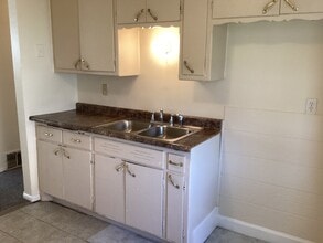 Building Photo - 7122-7124-7124 W Silver Spring Dr