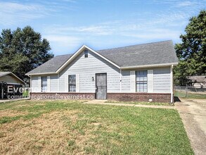 Building Photo - 3455 Castle Dr