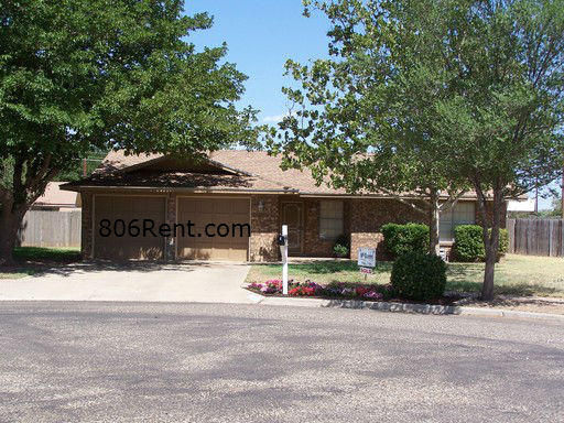 Foto principal - Great updated 4 bedroom 2.5 bath home, 2 c...