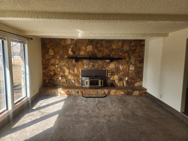 Foto del edificio - Coming Soon! 4 bedroom 2 bath
