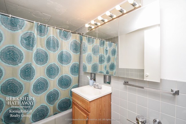 Building Photo - 253 E Delaware Pl