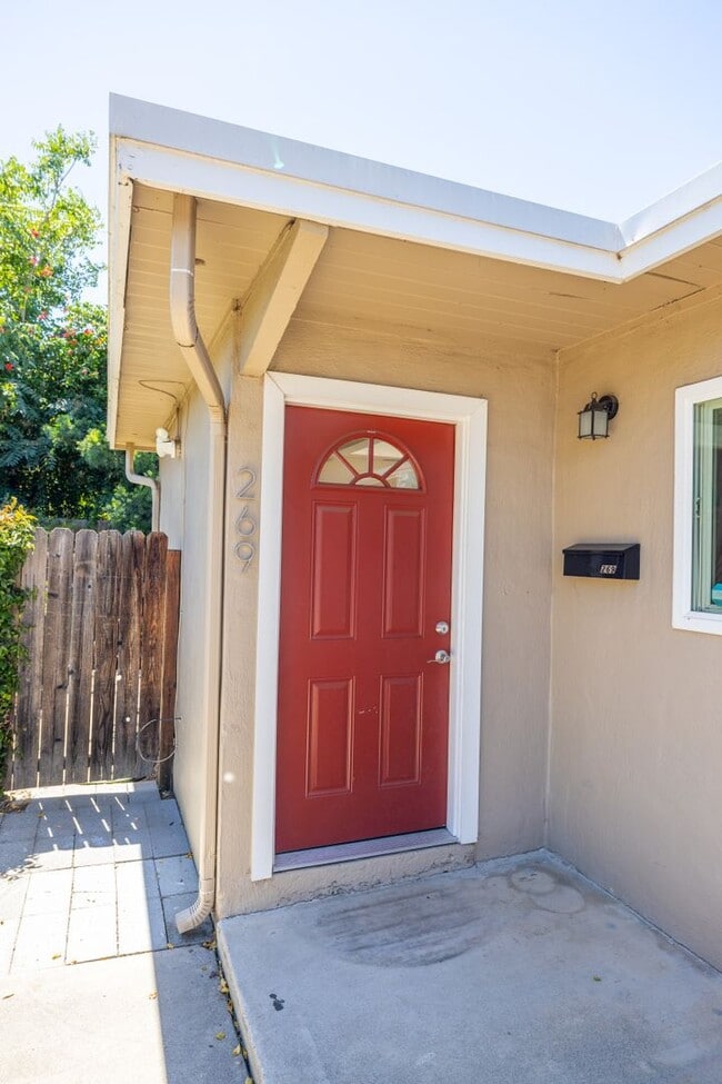 Building Photo - Beautifully updated 2 Bedroom Near Downtown!