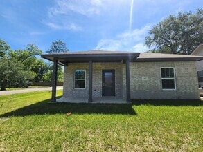Building Photo - 2705 Goliad St