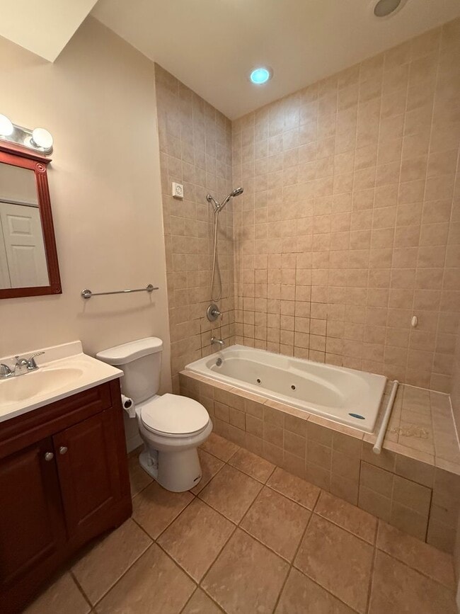 Building Photo - Great 1 Bedroom/1 Bath Great Location Close to Lake!