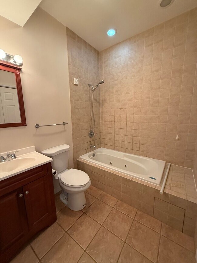 Foto del edificio - Great 1 Bedroom/1 Bath Great Location Close to Lake!