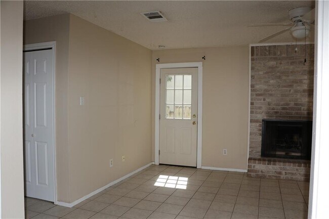 Foto del edificio - 4003 Stonebridge Dr