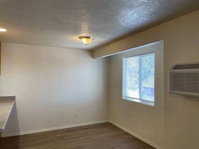 Building Photo - Very Nice Upstairs 2 Bedroom 2 Bath Apartment