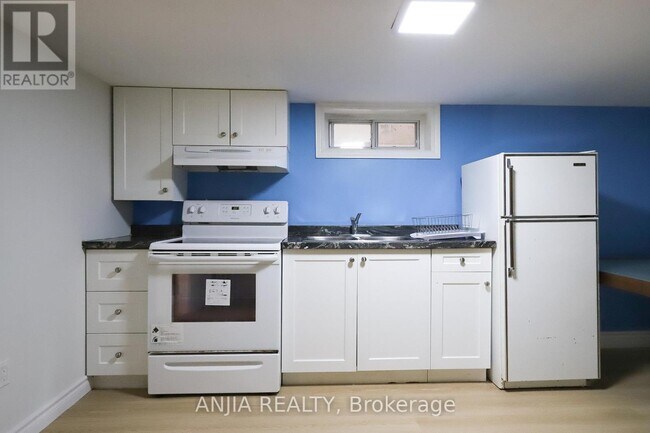 Building Photo - 345 Glebemount Ave