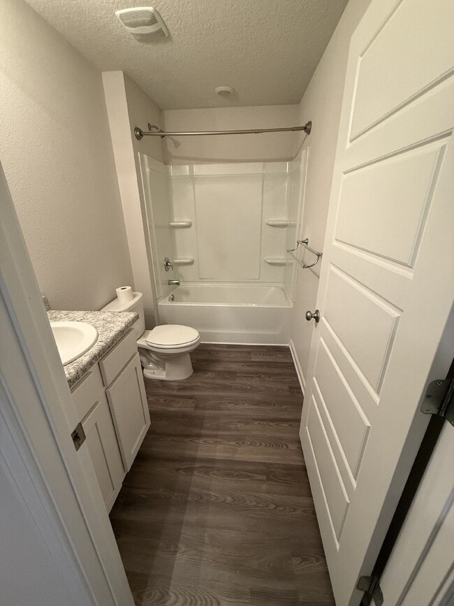 Building Photo - Spacious 4-Bedroom Rental in Quiet Pensaco...