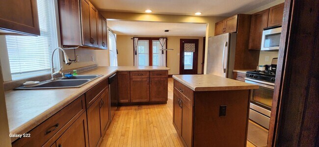 Building Photo - Charming 3 Bedroom 2 Bathroom Home