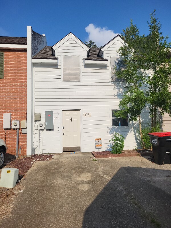 Primary Photo - 127 E Pamela Dr