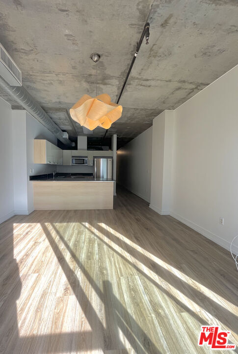 Foto del edificio - 645 W 9th St