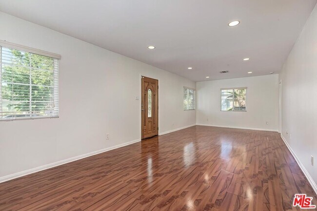 Foto del edificio - 17322 Martha St