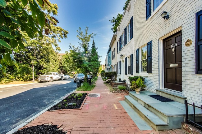 Building Photo - 1725 34th St NW