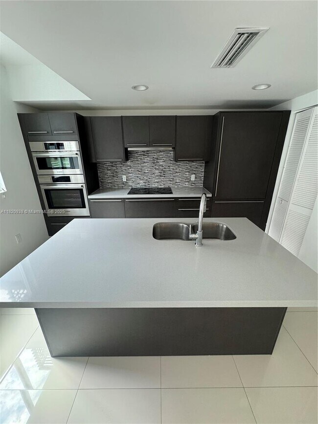Foto del edificio - 7875 NW 107th Ave