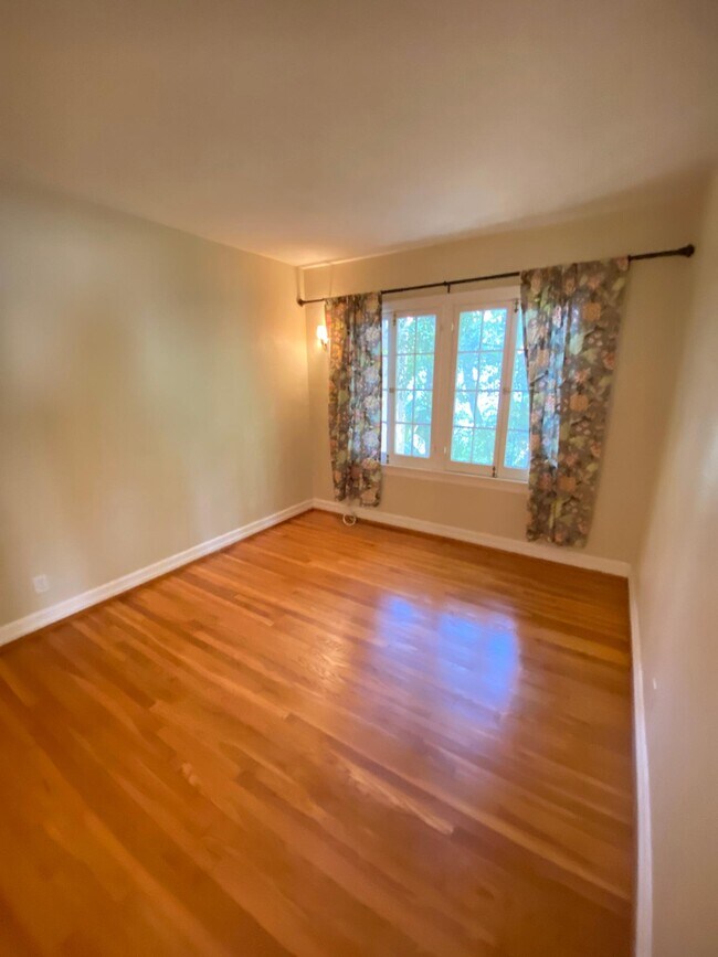 Building Photo - 234 S Lasky Dr