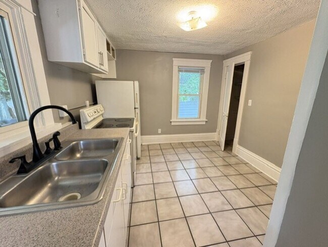 Building Photo - Charming Akron Upstairs Rental with Spacious Rooms and Included Appliances